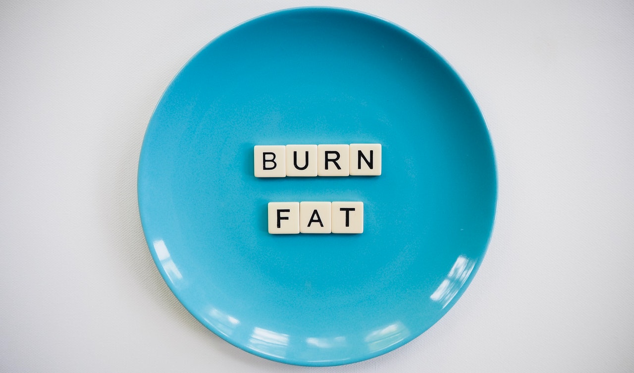 Writing on plate that says to burn fat